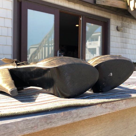 Steve Madden Gold “Rufles” High Heel w Platform - Picture 4 of 8